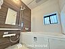 浴室：【Bathroom】奥行きが長く足を延ばしてもラクラクのスペース。体の大きい方でも嬉しいワイドサイズ。また、カビが付きにくく軽くこすれば簡単に落ちるお掃除ラクラク仕様です。