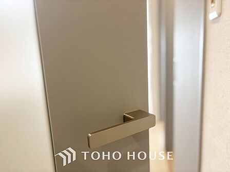 【Private room】家族個々の安らぎの空間。プライベートなBedRoomは暮らす方の感性で造り上げたいもの。誰もが好みで飾れるシンプルな室内に仕上げてあります。