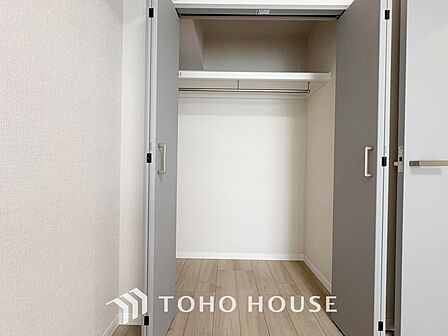 【closet】奥行きのあるクローゼットを採用。衣装ケースや、掃除機といった電化製品まで多くの物を収納できるようなつくりになっております。是非一度、ご自身の目でお確かめ下さい。