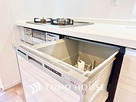 ◆今宵の食卓◆ダウンライトに反射するグラスを眺めながらワインを注ぐ。トクトクと心地いい音をさせながら、フランスの古城を思わせる薫りがたちこめ、とても幸せな時を過ごせる。