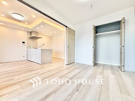 ◆間接照明◆オレンジ色の光が僕達を大人な気分にさせる。静かで優しく語りかけるその光は、今日の終わりを告げてくれ、でも明日にはいい事が必ず来るよ。そんな囁きが聞こえてくる