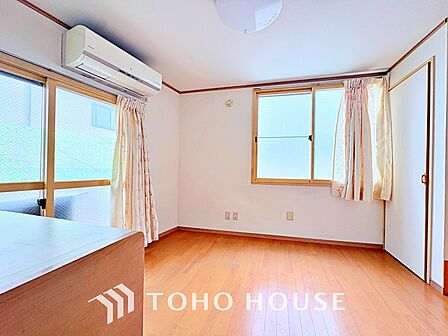 【living】居心地のいい暮らしには欠かせない眩い採光。ゆったりとした幅の窓からこの空間に降り注ぐ採光が絶えない。明るいリビングこそ居心地のいい暮らしが待っているのだと思う。
