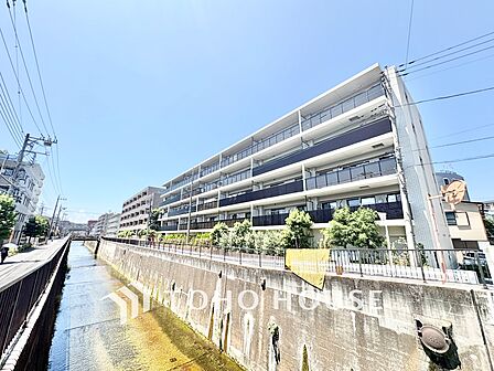 ◆共有空間◆些細な事でほっぺを膨らまして怒る君。それでも僕達はこれからも一緒だよ。喧嘩をしても離れたくないから一つはさんだ同じ場所にいる。分かるよ。そこに君が