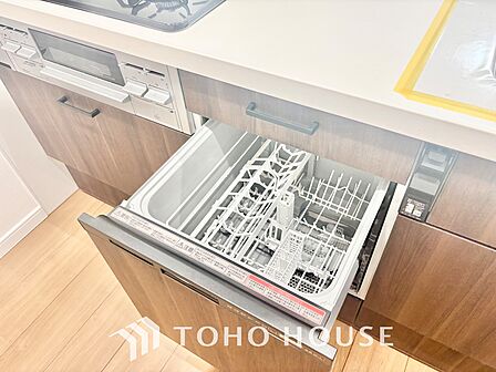 キッチンは家族の絆を育む大切な空間。シンプルで使い易いシステムキッチンで愉しく作る料理は愛情のある美味しいご馳走に。家族で使えるダイニングキッチンです。