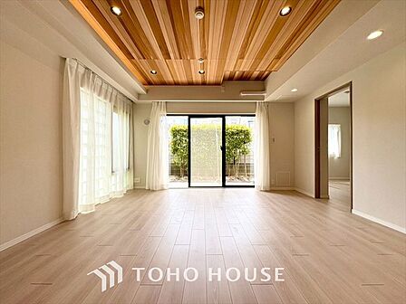 【LIVING】◆眩い◆光が燦々と入り、家族の笑顔を照らす。「いつまでも続いて」と願う夢のような毎日がここにある。