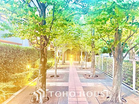 【浴室】《一日の疲れを落としてくれる場所は、落ち着く場所でなければならない》 高級感溢れるカラーと大きさ・柔らかな曲線で構成された半身浴も楽しめるバスタブが心地よさをもたらします。