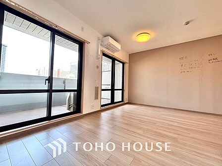 居心地のいい暮らしには欠かせない眩い採光。ゆったりとした幅の窓からこの空間に降り注ぐ採光が絶えない。明るいリビングこそ居心地のいい暮らしが待っているのだと思う。