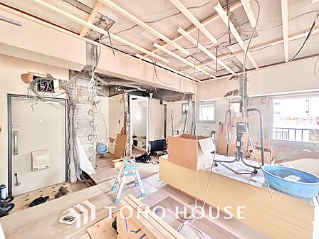 【改装中】キッチンは家族の絆を育む大切な空間。シンプルで使い易いシステムキッチンで愉しく作る料理は愛情のある美味しいご馳走に。家族で使えるダイニングキッチンです。