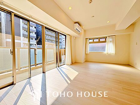 ◆サンサンと◆差し込む太陽の光がこのリビングに笑いをもたらす。ソファの上のクッションがポカポカした暖気にぬくぬくと微睡んでいる。