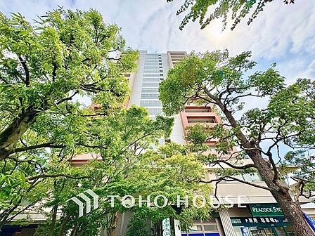 【そよぐ風、緑の香り】澄み切った空気。移ろう季節の中、ゆっくりと流れる時間を、大切な人と愛でる至福。幸せを噛みしめる穏やかな生活。