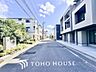 周辺：◆空が大きく広がる開放的な街並み◆幅員にゆとりのある整った前面道路で、お車でのすれ違いや庫入れも落ち着いて行えます。周辺環境も明るく見通しが良いため、ご家族の日々の移動も安心です。