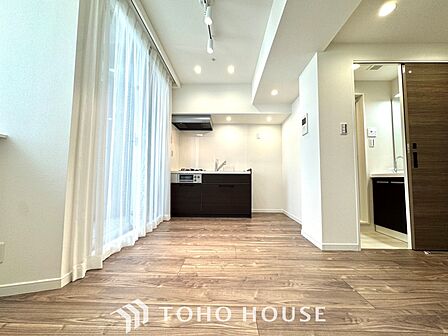 清潔感あるホワイト調のクロスと温もり溢れるモダンカラーの床材が見事に調和した本邸宅は、毎日の生活を少しでも快適に過ごして頂ける様に落ち着いた雰囲気作りから行っています。
