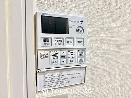 ◆キッチン◆美味しい料理を作りたくなるような気持にさせてくれる、腕を振るえる自慢のスペース。見上げると柔らかなダウンライトが包み込み、彩りを添えます。艶と光沢のある居心地の良いわが家のキッチン。