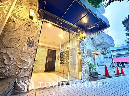 【ENTRANCE】◆家族◆家で家族と過ごす時間は限られている。帰りを待つ家族の元へと急ぐときの弾む思い。そんな思いを引き立てる邸宅。