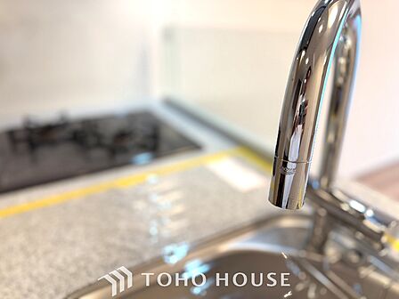 【Water cleaner】蛇口から流れ出すお水はクリーンでいつも楽しめます。また浄水器内臓シャワー混合栓なので場所取らずのスッキリとしたスタイルです。