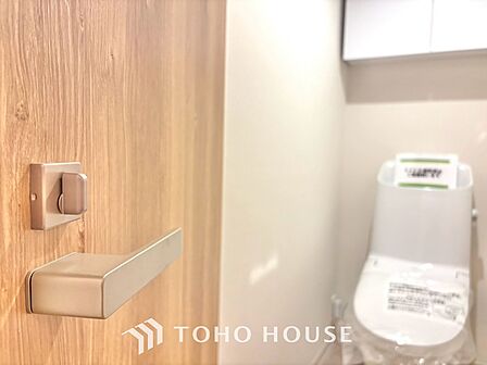 清潔感あるホワイト調のクロスと温もり溢れるモダンカラーの床材が見事に調和した本邸宅は、毎日の生活を少しでも快適に過ごして頂ける様に落ち着いた雰囲気作りから行っています。