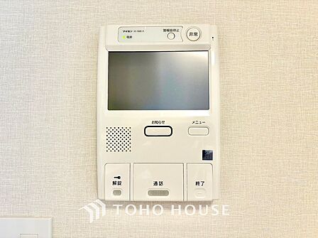 訪問者の顔を室内からしっかり確認できるTVモニター付きインターホン。ワンタッチでオートロックの解錠や通話が可能で、防犯面でも安心です。一人暮らしやお子様のお留守番時にも頼もしい設備です。