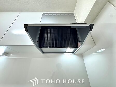 【Kitchen】美しく使いやすいキッチンは油汚れが簡単に拭き取れる素材で加工されており、浄水器シャワーから流す水の音を軽減する静かなシンクを採用。見えないところにさり気ない配慮が嬉しい