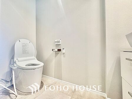 【RESTROOM】ホワイト調のクロスと温もり溢れるモダンカラーの床材が見事に調和した本邸宅は、毎日の生活を少しでも快適に過ごして頂ける様に落ち着いた雰囲気作りから行っています。