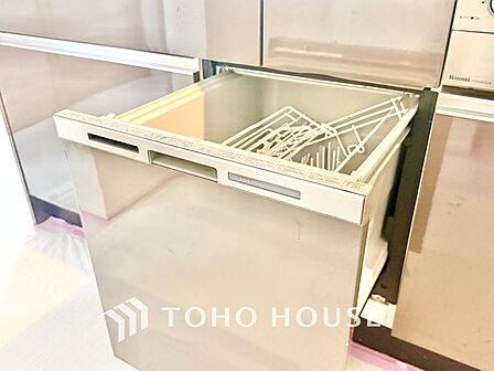 ◆今宵の食卓◆ダウンライトに反射するグラスを眺めながらワインを注ぐ。トクトクと心地いい音をさせながら、フランスの古城を思わせる薫りがたちこめ、とても幸せな時を過ごせる。