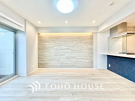 ◆木漏れ日◆の様な採光が優しく足元を照らし、心地いい暮らしの道しるべを写し出す。この空間で過ごす家族との語らいの時間がとても素敵で幸せを感じるかもしれない。