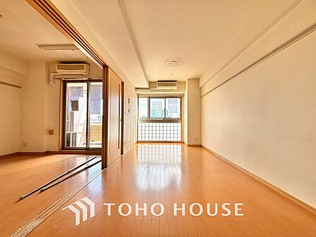 居心地のいい暮らしには欠かせない眩い採光。ゆったりとした幅の窓からこの空間に降り注ぐ採光が絶えない。明るいリビングこそ居心地のいい暮らしが待っているのだと思う。