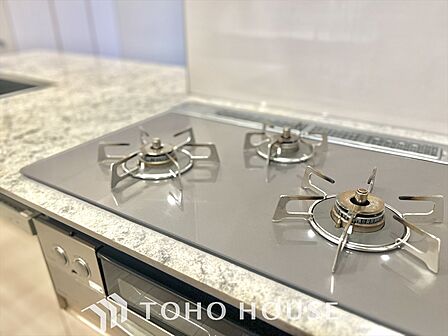 広く明るい我が家の自慢のキッチンスペース。能率的に動ける大きなスペースが何よりのポイント。リビングとの一体感も十二分にあり、家族とのやりとりを楽しみながらの食卓の準備
