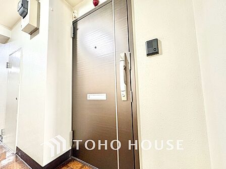 【玄関】落ち着いた雰囲気の玄関が、住まいの第一印象を上品に演出。