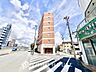 外観：2面が道路に接した開放的な角地ロケーション。温もりあるブラウンのタイル貼り外観と品格漂うエントランスが印象的で、日当たりや通風にも恵まれた視認性の高いマンションです。