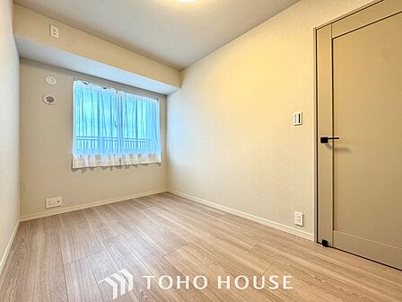 【Ease】家族個々の安らぎの空間。プライベートなBedRoomは暮らす方の感性で造り上げたいもの。誰もが好みで飾れるシンプルな室内に仕上げてあります。