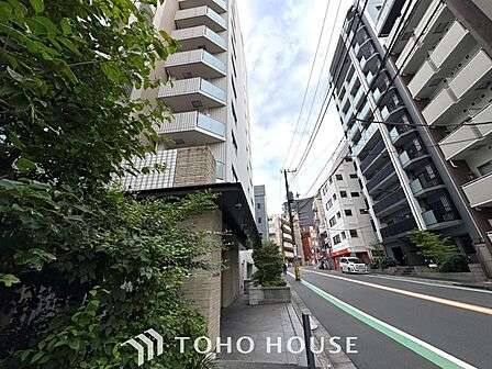 眩い光が燦々と入り、家族の笑顔を照らす。「いつまでも続いて」と願う夢のような毎日がここにある。
