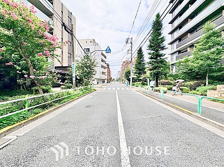 マンション前に綺麗に整備されたフラットな歩道を確保。安全柵で車道と分離されているため小さなお子様やご年配の方の歩行も安心で、バス停も近くお出かけに恵まれた住環境です。