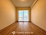 子供部屋：【Decorative lighting】上質に仕上げられた室内。オフ・ホワイトの壁を背にした観葉植物の葉をそっと置かれたインテリア・ライトが照らし出しています。少しお洒落な暮らしをしてみませんか。