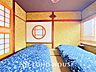 洋室：通風・採光にも優れ、心地よい光と風があふれています。贅沢といえるほどの豊かな居住性と、プライドを満たすクオリティが見事に調和した住空間。新築戸建でなければ体感できないひとときをご体感頂ける筈です。