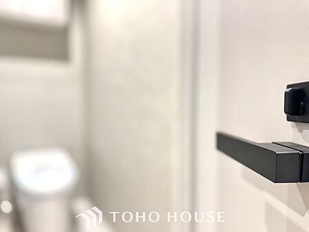 【toilet】トイレットペーパーの使用回数を減らせることです。 シャワートイレを使用すれば、洗浄して汚れを落とすことができるため、トイレットペーパーの使用を最小限にとどめることができます。