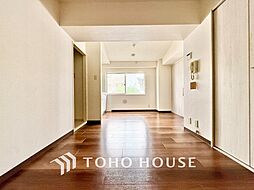 ◆木漏れ日◆の様な採光が優しく足元を照らし、心地いい暮らしの道しるべを写し出す。この空間で過ごす家族との語らいの時間がとても素敵で幸せを感じるかもしれない。