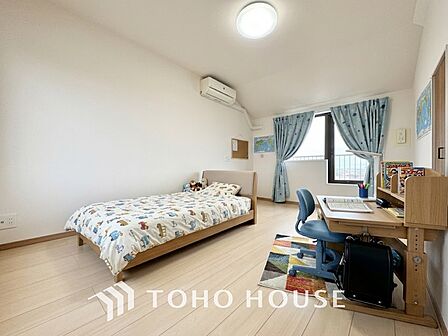 ※生成AIによるイメージです。家具・小物は販売価格に含まれません。【PRIVATE ROOM】◆属毛離裏◆子は父を手本とし、母に愛育されて成長する。家族の深い繋がり。いつまでも大切にしたい。
