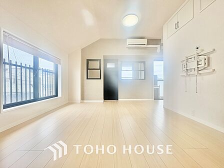 【LIVING】◆眩い◆光が燦々と入り、家族の笑顔を照らす。「いつまでも続いて」と願う夢のような毎日がここにある。
