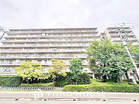 明るいホワイト調の外観と堂々としたスケール感が魅力の大規模マンション。敷地手前には豊かな植栽と生垣が綺麗に整備され、通りからのプライバシーを守りつつ彩りあふれる住環境を提供します。