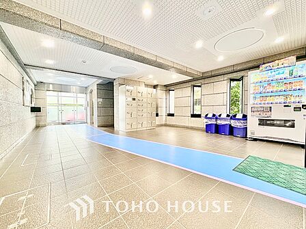 御影石調の高級感あふれるフレームと落ち着いた照明が迎えるメインエントランス。階段に加えて緩やかなスロープを完備したバリアフリー設計で、どなたでも安心・快適に出入りができます。