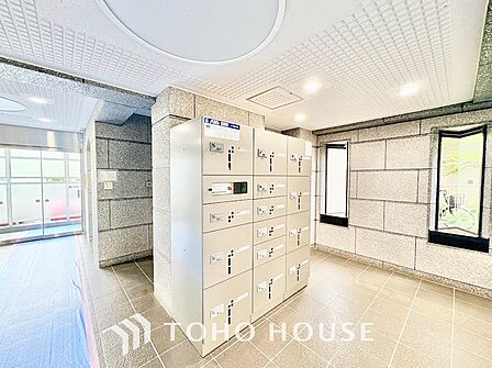 大小さまざまなサイズの荷物に対応する多機能宅配ロッカーを完備。自然光が差し込む明るい共用スペースに設置されており、お出かけ中や非対面での受取も安全・スムーズに行えます。