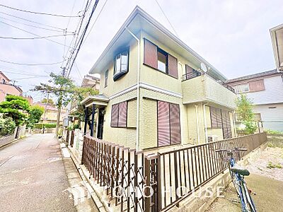 外観:窓を開けベランダに出ると当所なく広がる街と空のスクリーン。風が凪ぎ一時停止する目の前の画面の中、僕は一体何を考えていたのだろう。牧歌な街並みが僕を穏やかにさせてくれる。 外観:窓を開けベランダに出ると当所なく広がる街と空のスクリーン。風が凪ぎ一時停止する目の前の画面の中、僕は一体何を考えていたのだろう。牧歌な街並みが僕を穏やかにさせてくれる。