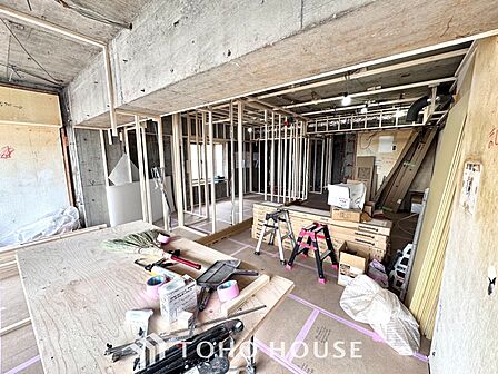 【Decorative lighting】上質に仕上げられた室内。オフ・ホワイトの壁を背にした観葉植物の葉をそっと置かれたインテリア・ライトが照らし出しています。少しお洒落な暮らしをしてみませんか。