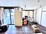 リビング/ダイニング：【Pleasant sunlight】 触れることが出来そうな環境が、そのままインテリアに。その豊かで眩い眺望には、心地よい光と風が溢れ、ずっと眺めていたくなるような空間を演出してくれます。