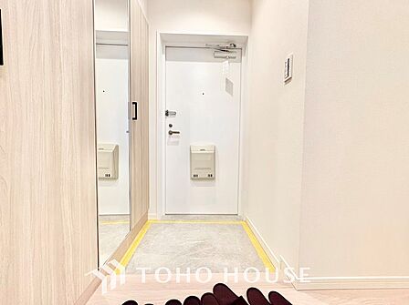 重厚感と清潔感にあふれたエントランスアプローチ。手入れの行き届いた植栽や綺麗な共有スペースが、住環境の良さを物語ります。毎日の行き帰りが安心で心地よくなる、優雅に住まう方をお迎えする空間です。