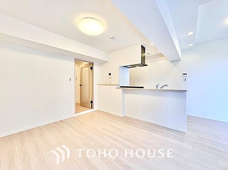 天井が高く開放感のあるリビングダイニング。大きな窓から風が通り抜け、心地よい空気感に包まれます。のびのびと過ごせるゆとりがあり、ご友人を招いてのホームパーティにも適しています。