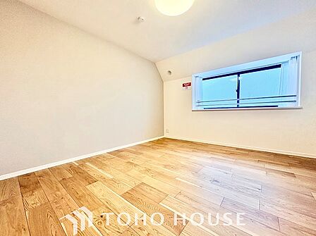 明るい光が差し込む、お子様のお部屋にぴったりな洋室。ベッドや学習机を配置しても十分な広さがあり、健やかな成長を見守る温かみのある空間です。自分だけの時間をゆったりと楽しめます。