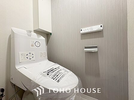 【toilet】トイレットペーパーの使用回数を減らせることです。 シャワートイレを使用すれば、洗浄して汚れを落とすことができるため、トイレットペーパーの使用を最小限にとどめることができます。