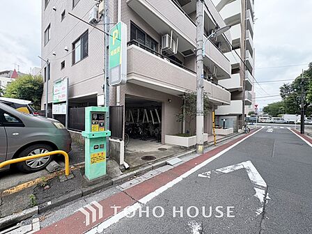 【closet】奥行きのあるクローゼットを採用。衣装ケースや、掃除機といった電化製品まで多くの物を収納できるようなつくりになっております。是非一度、ご自身の目でお確かめ下さい。