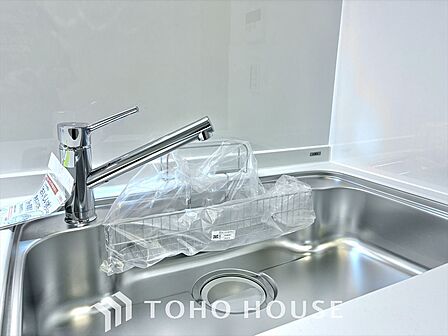 キッチンは家族の絆を育む大切な空間。シンプルで使い易いシステムキッチンで愉しく作る料理は愛情のある美味しいご馳走に。家族で使えるダイニングキッチンです。